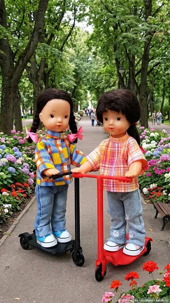 Юляшка и Аришка проверяют летний спортивный инвентарь