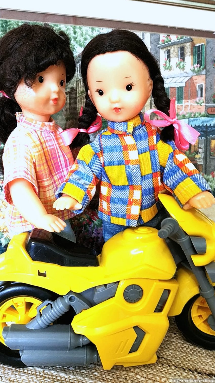 Юляшка и Аришка проверяют летний спортивный инвентарь