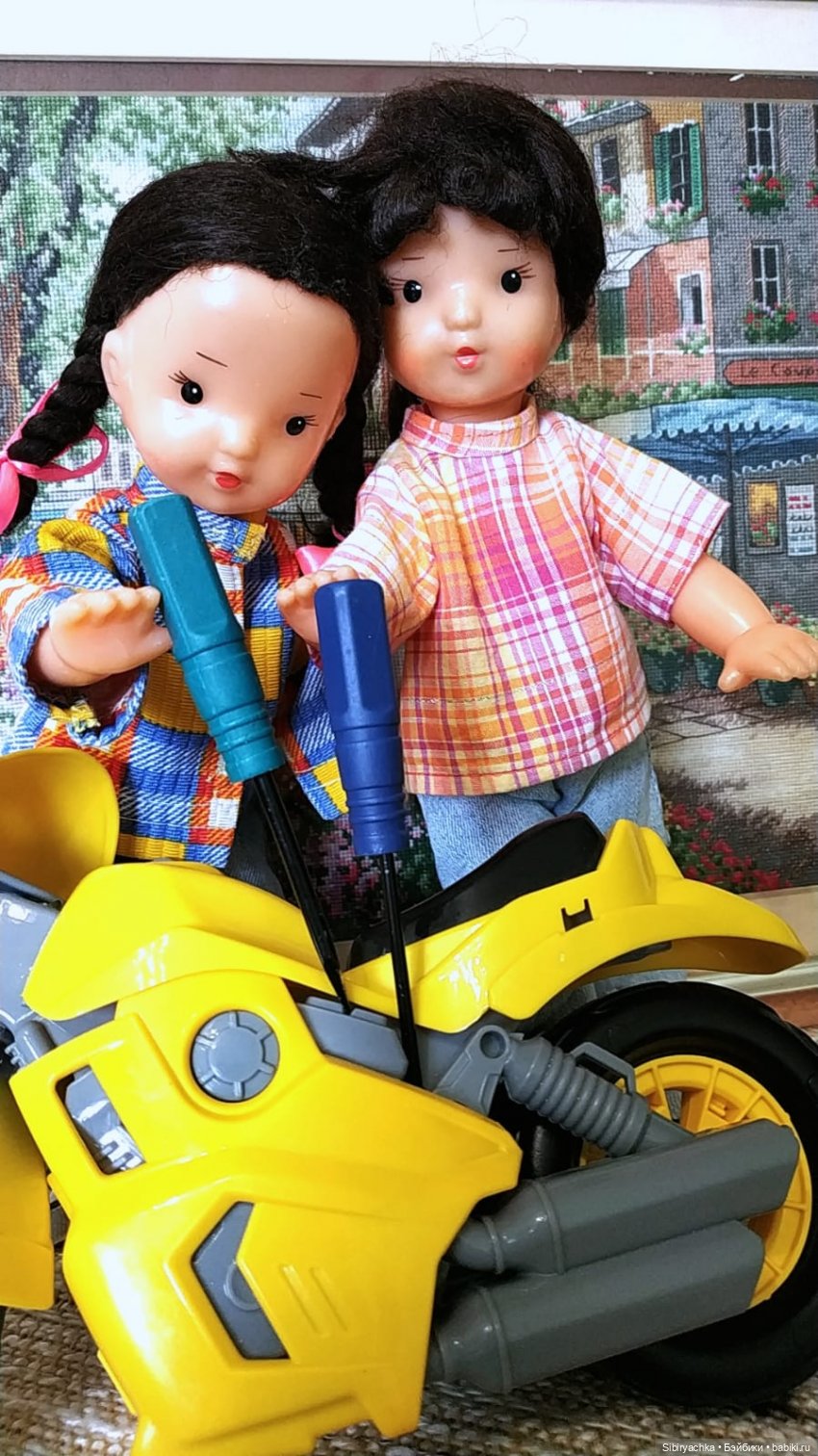 Юляшка и Аришка проверяют летний спортивный инвентарь