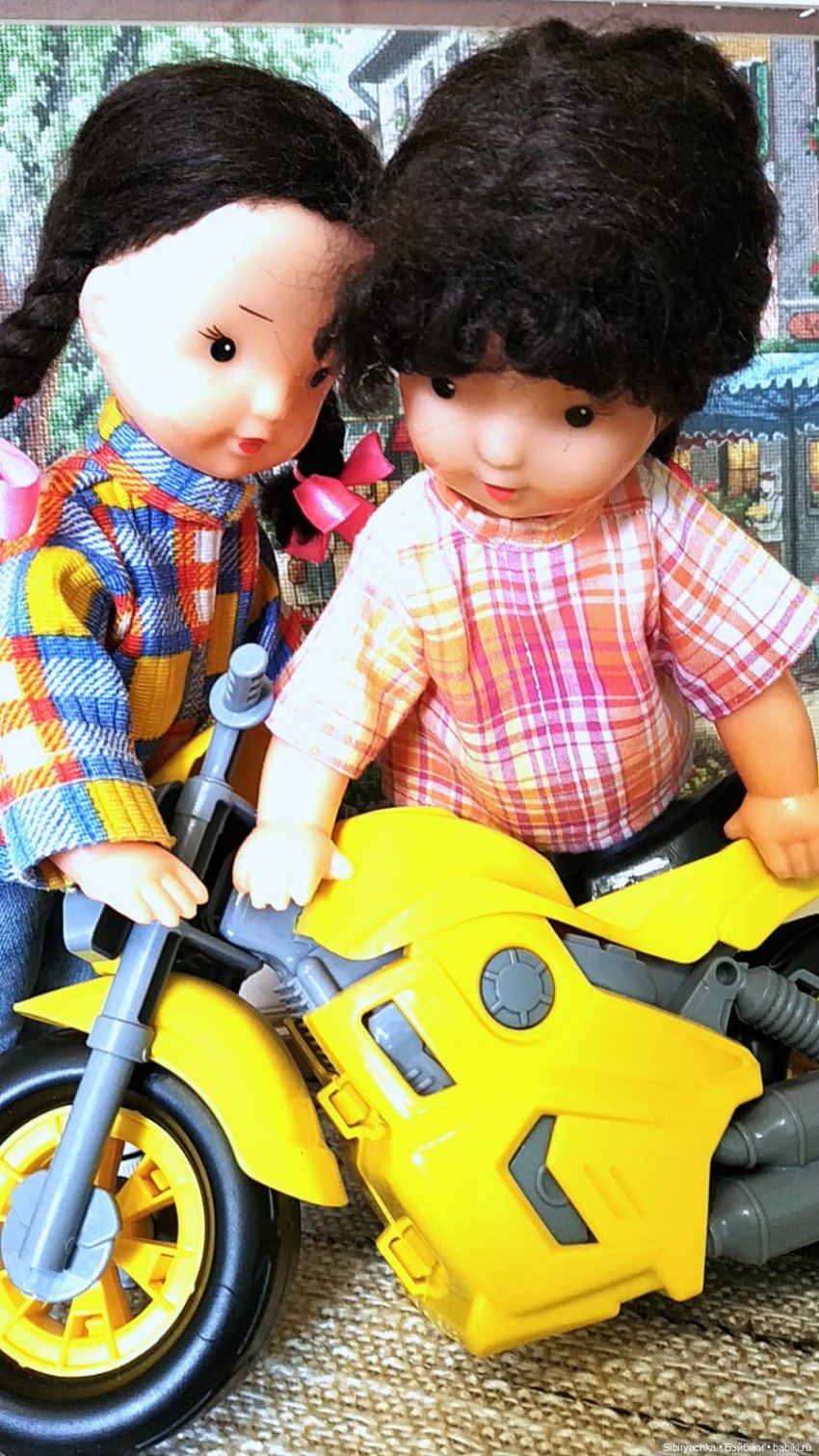 Юляшка и Аришка проверяют летний спортивный инвентарь