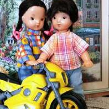 Юляшка и Аришка проверяют летний спортивный инвентарь.