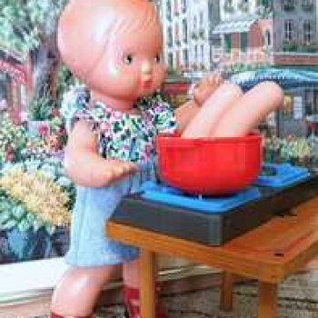 Маруся готовит завтрак.