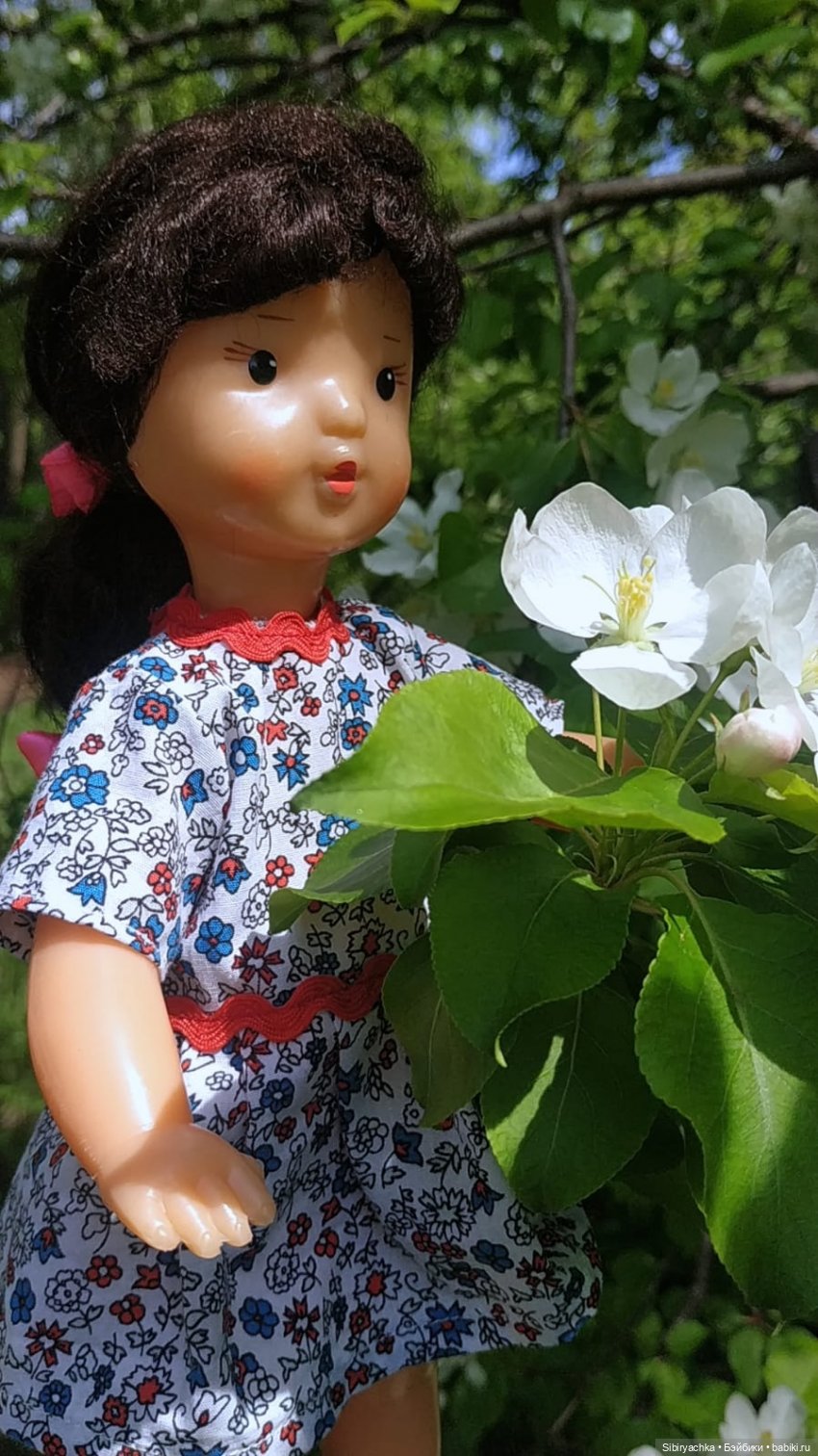 Юляшка и Аришка гуляют в роще