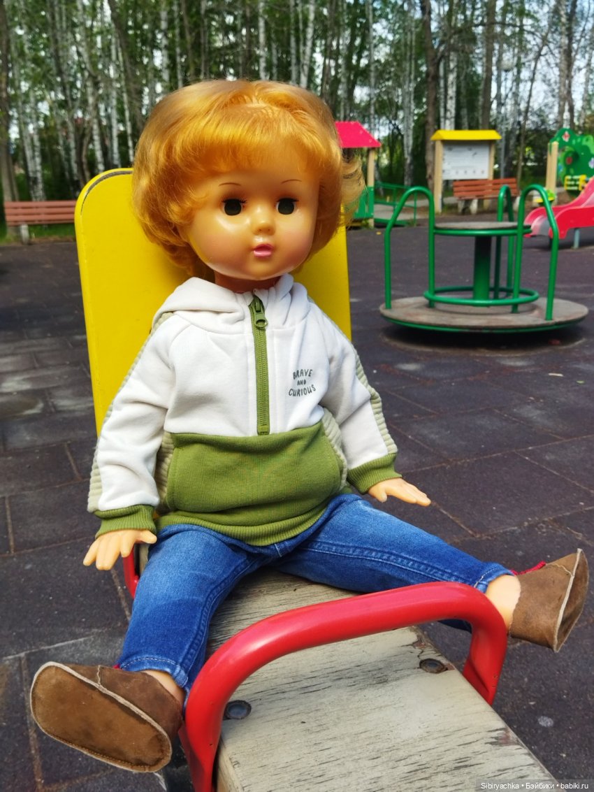 Марина на детской площадке