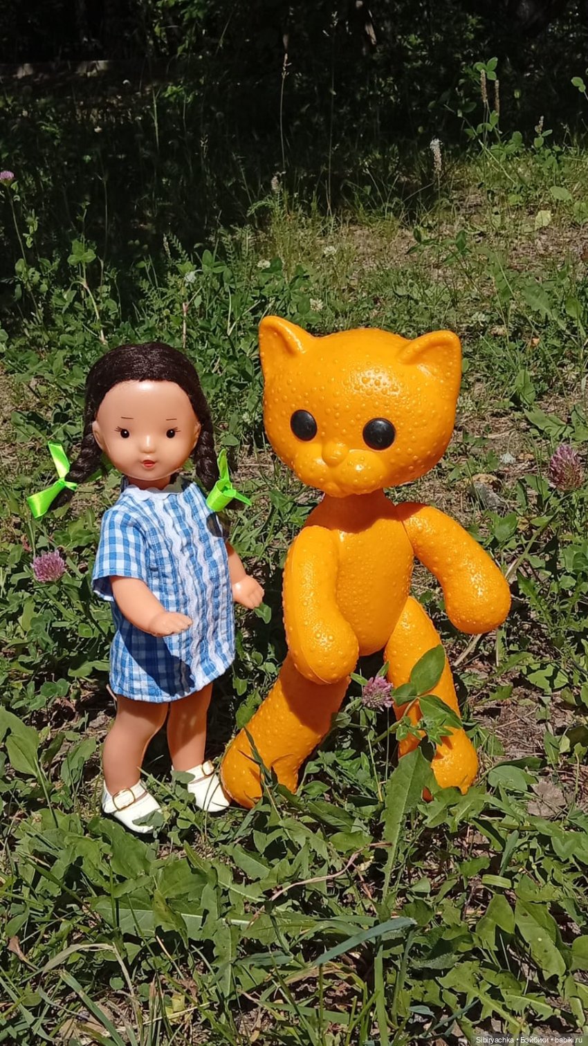 Юляшка и кошечка Мурочка гуляют в роще