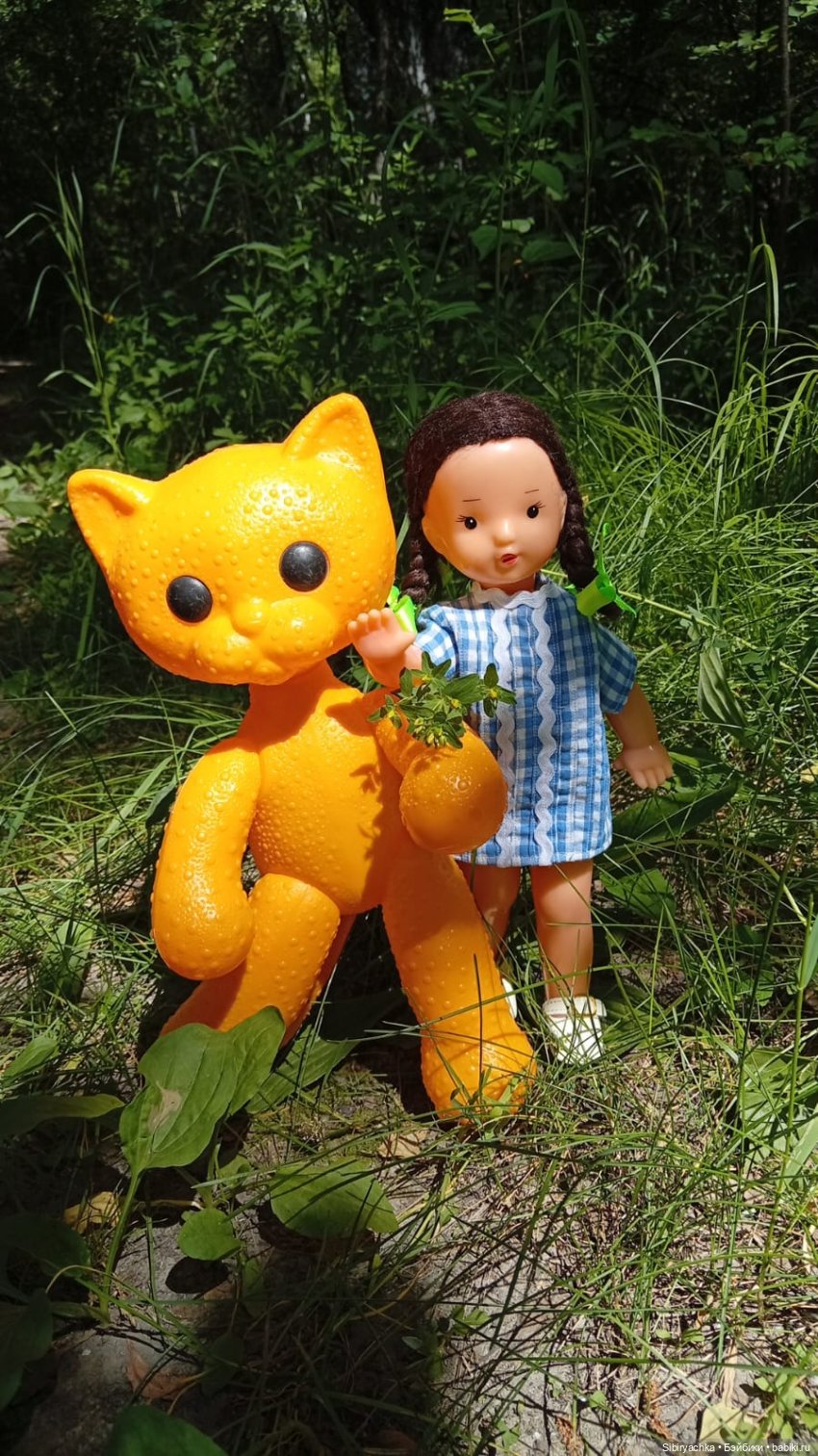 Юляшка и кошечка Мурочка гуляют в роще