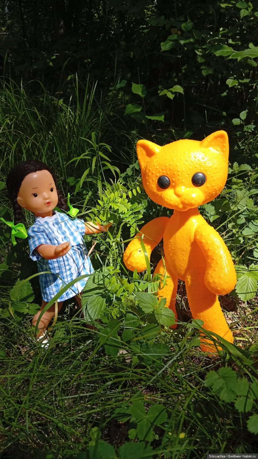 Юляшка и кошечка Мурочка гуляют в роще