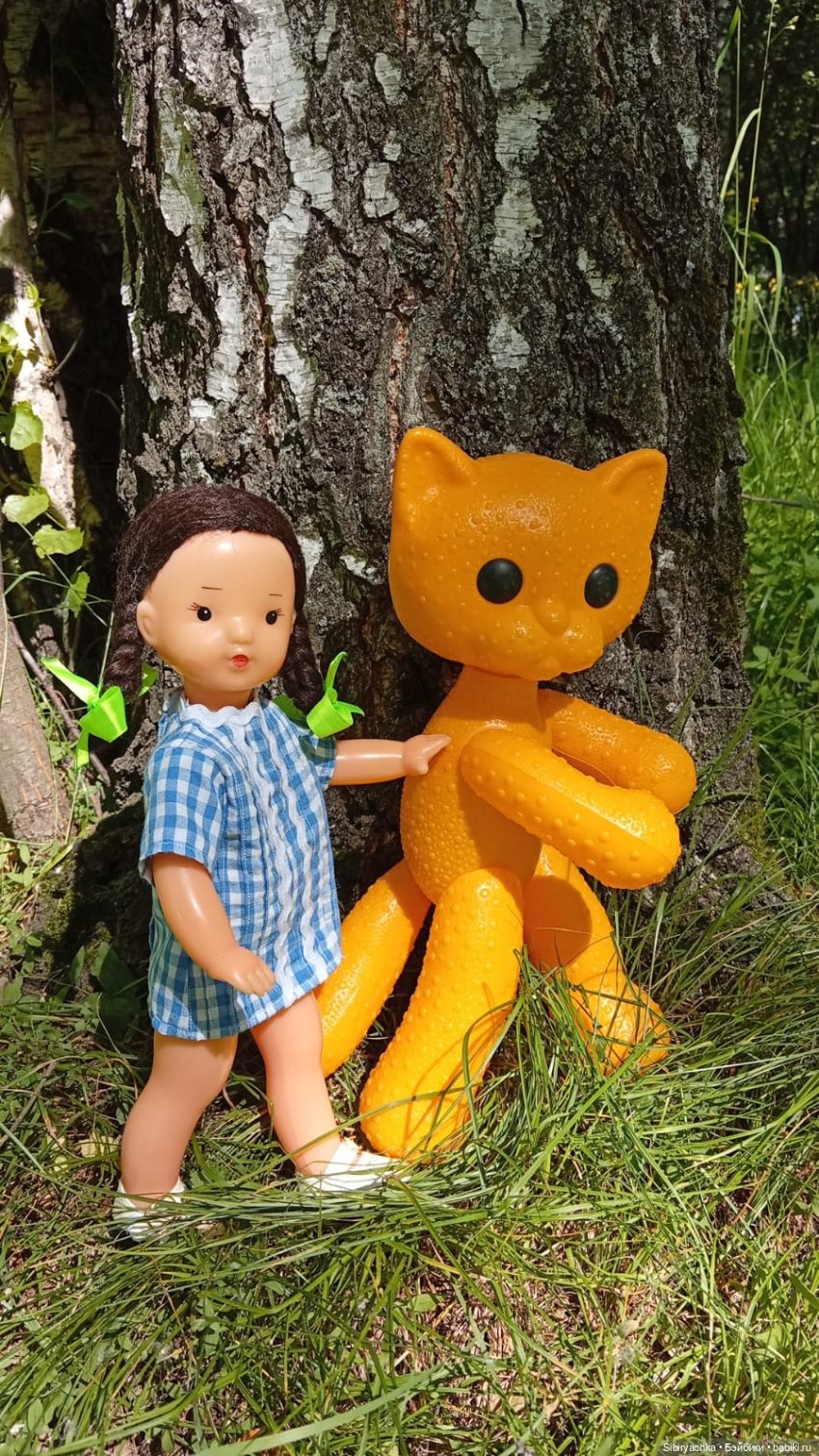 Юляшка и кошечка Мурочка гуляют в роще