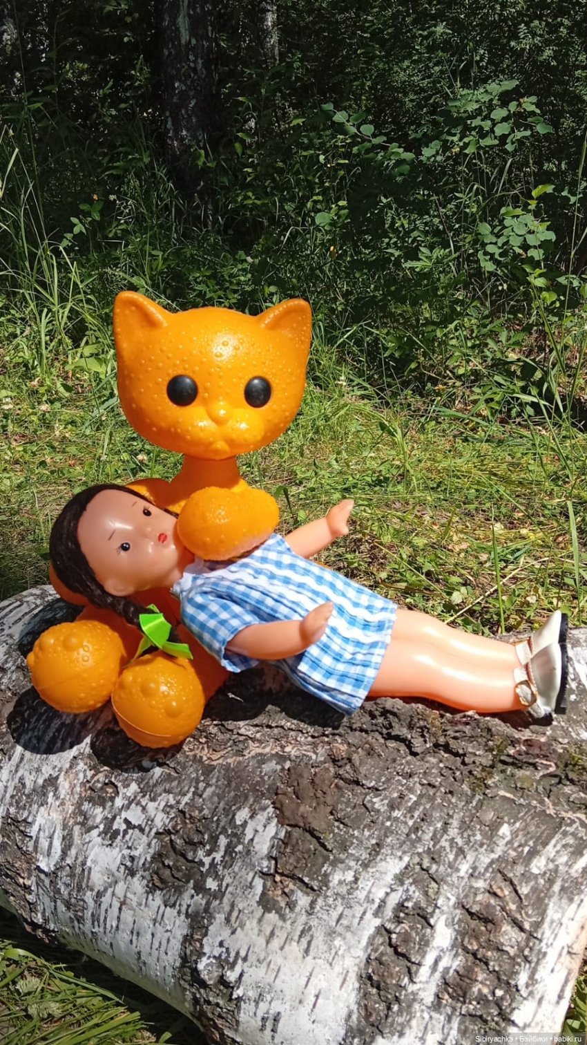 Юляшка и кошечка Мурочка гуляют в роще