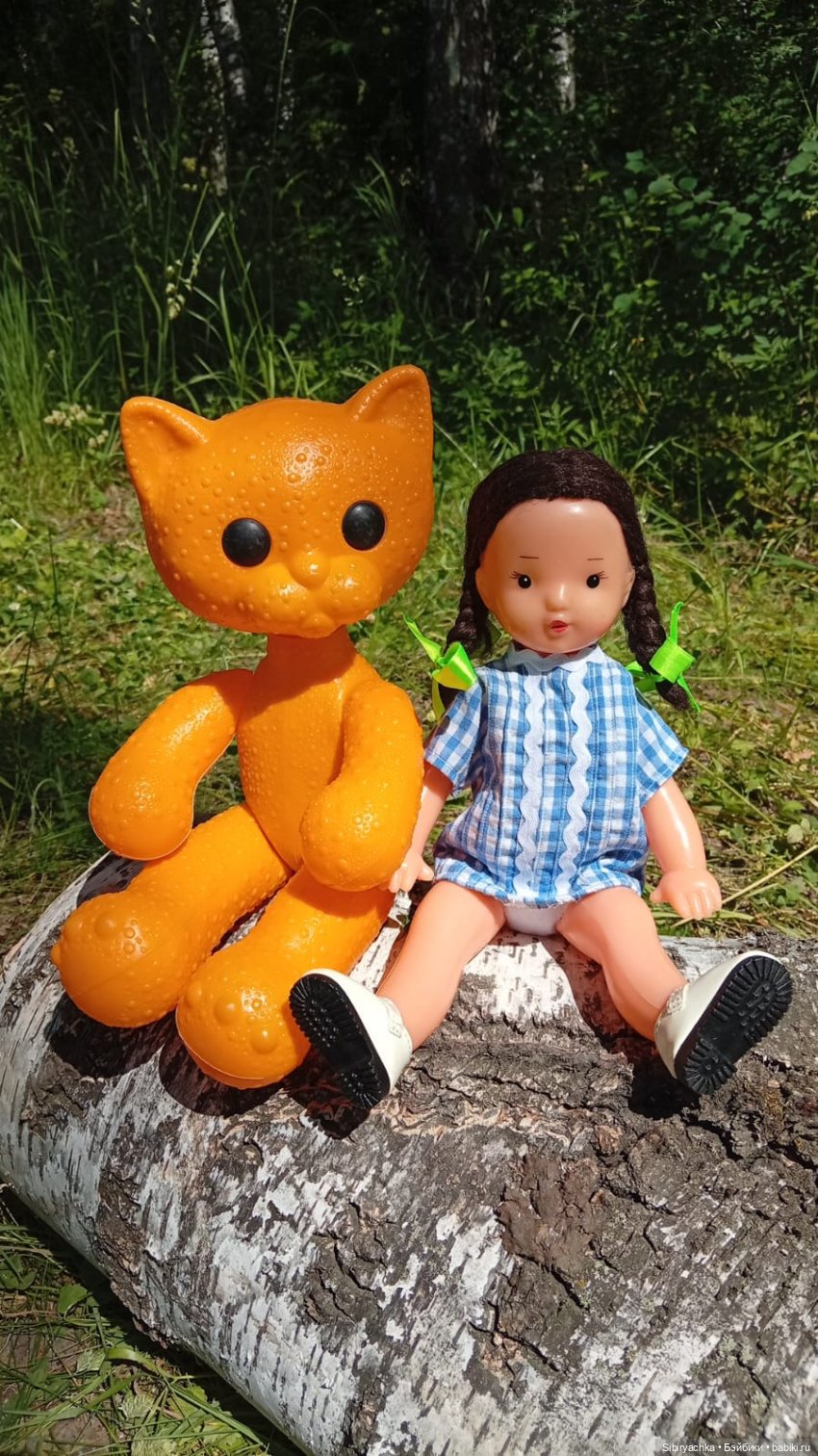 Юляшка и кошечка Мурочка гуляют в роще