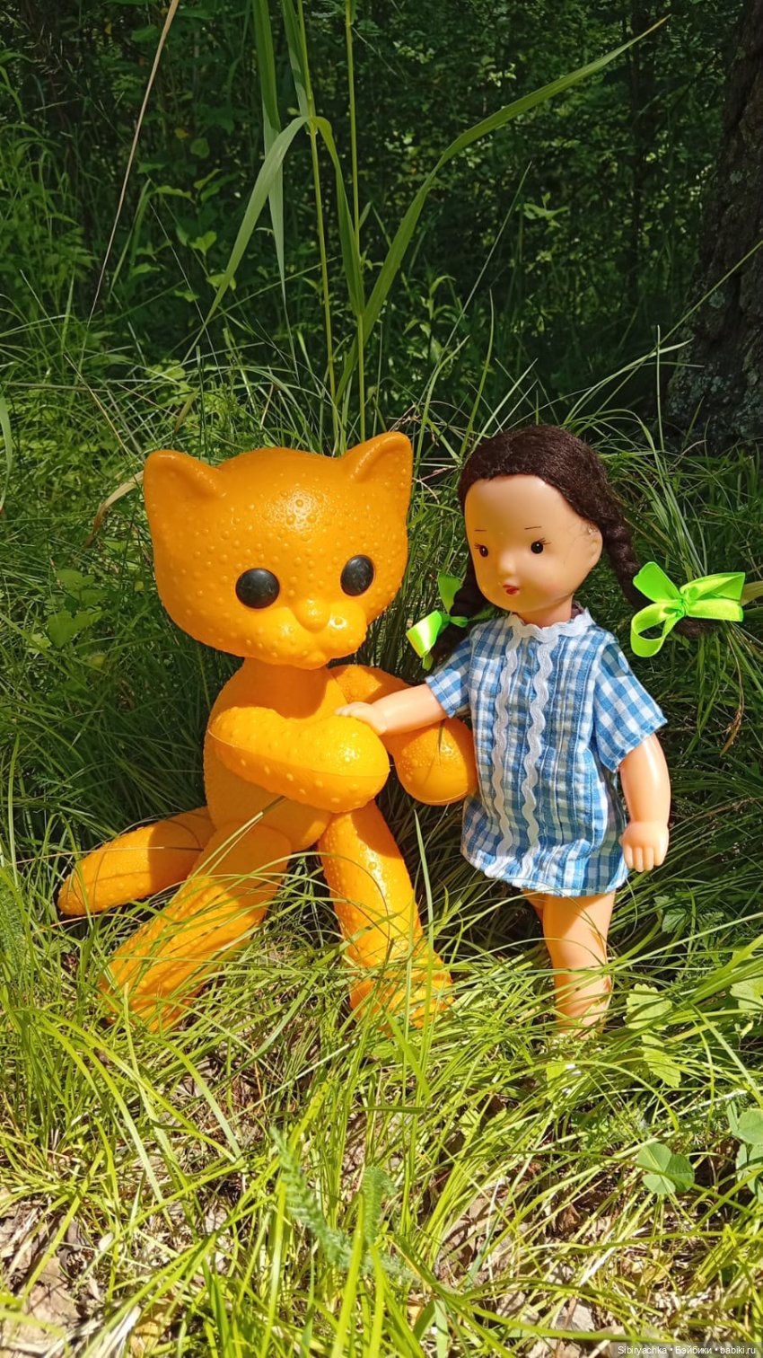 Юляшка и кошечка Мурочка гуляют в роще