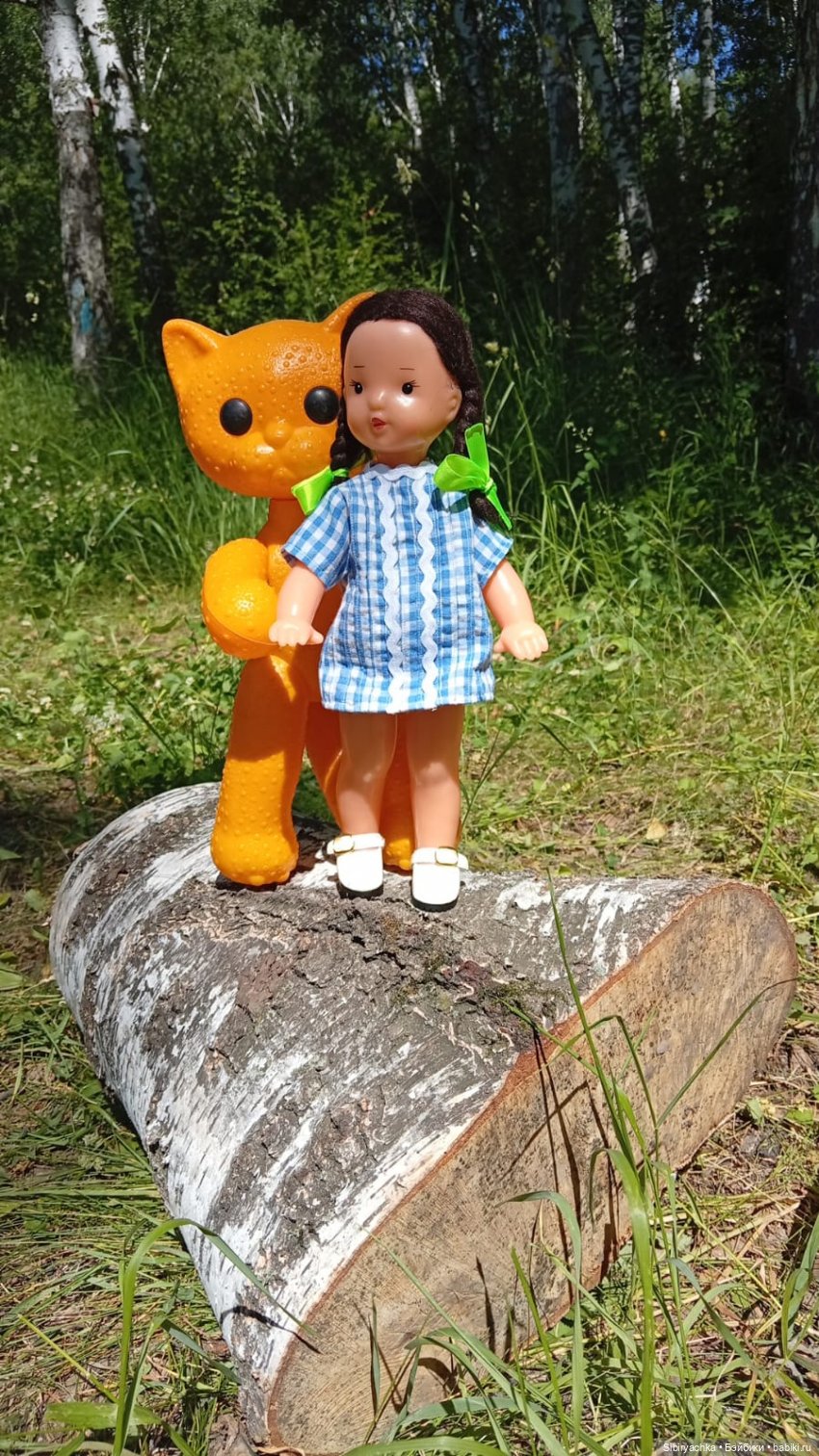 Юляшка и кошечка Мурочка гуляют в роще