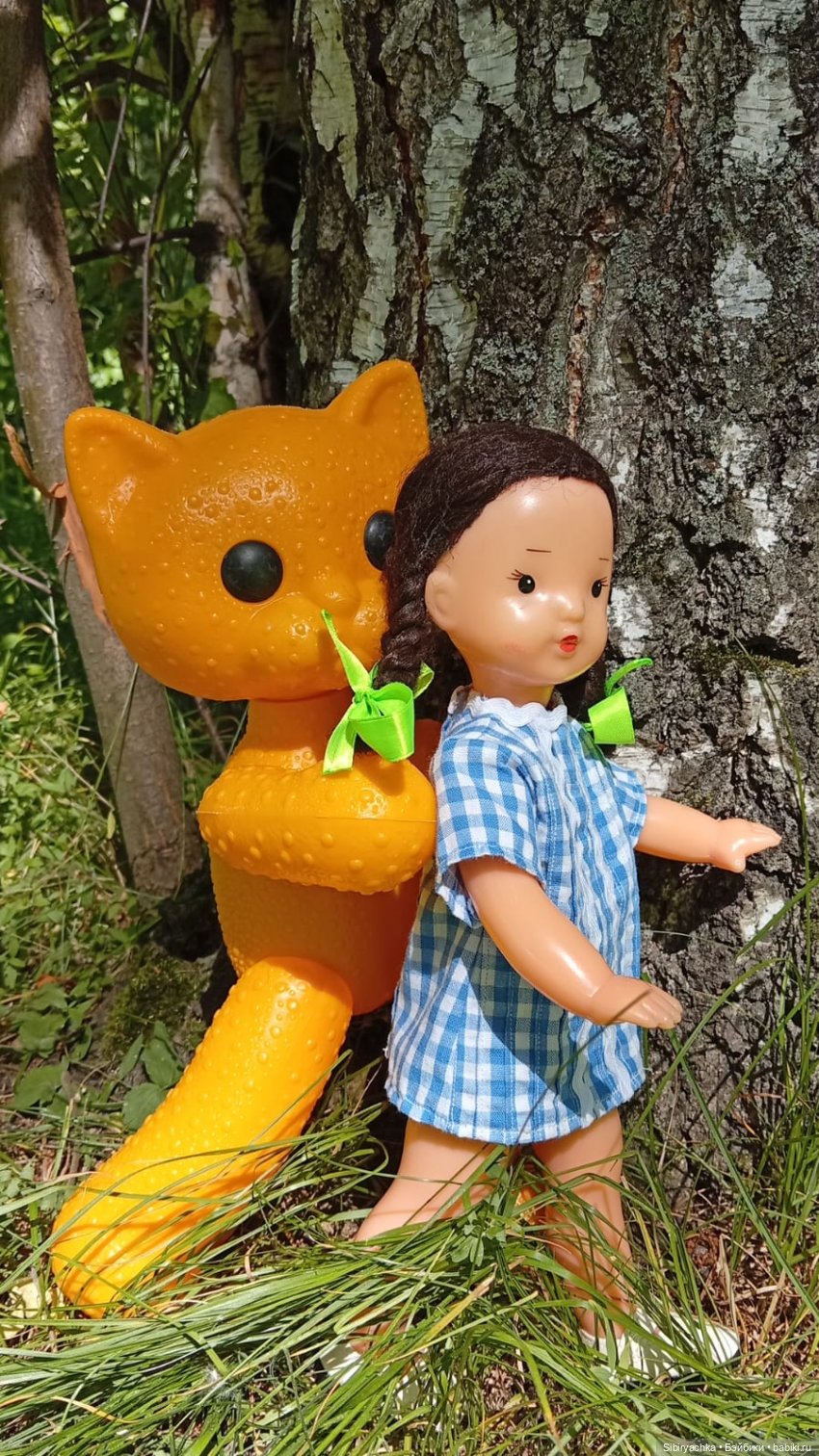 Юляшка и кошечка Мурочка гуляют в роще