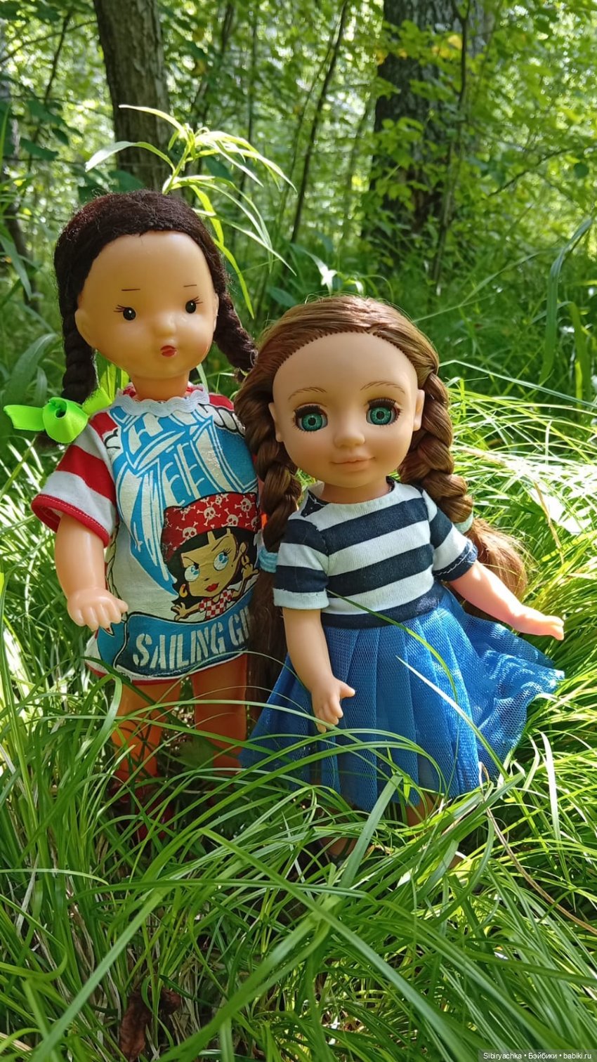 Юляшка и Ася гуляют в роще