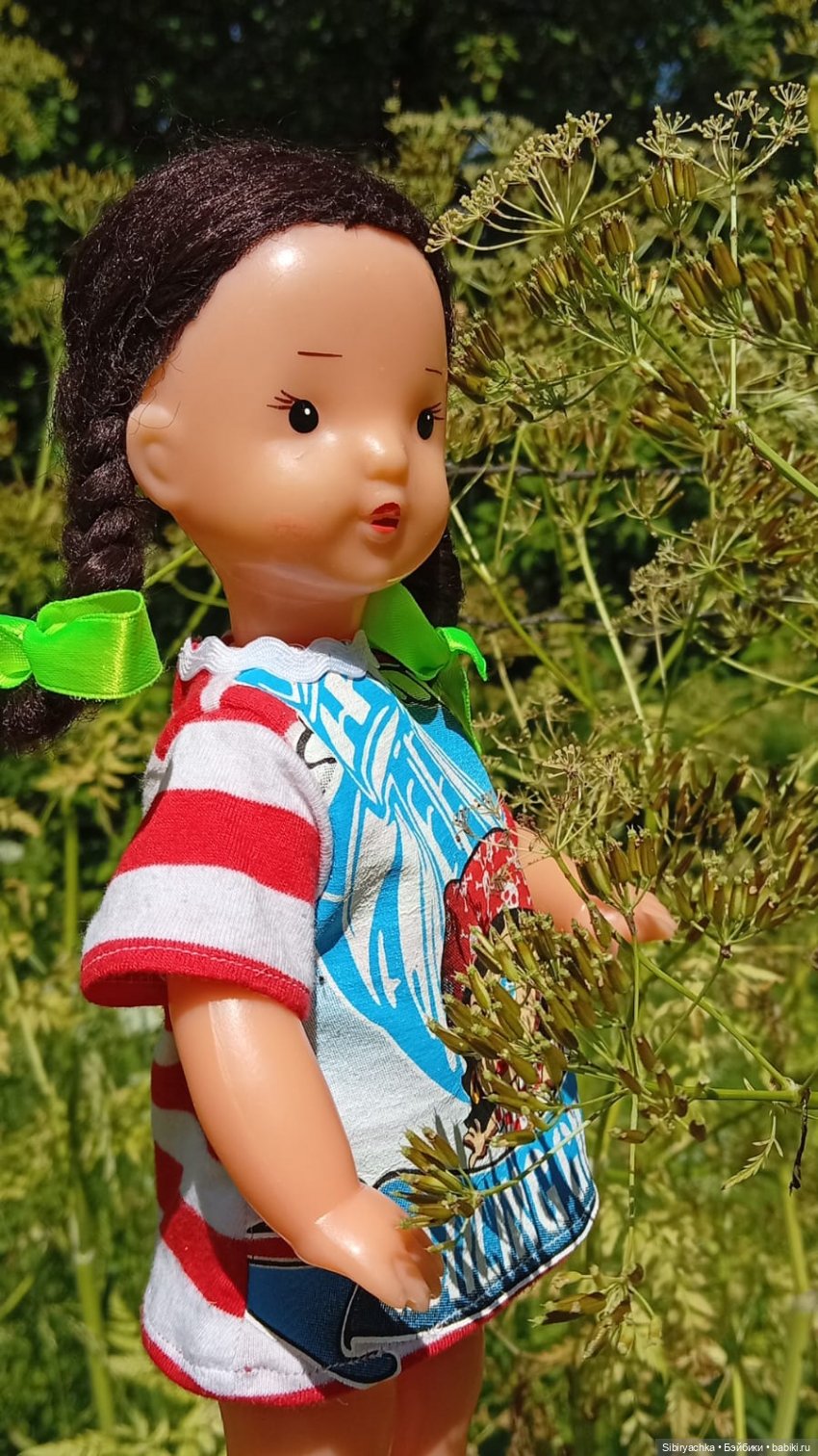 Юляшка и Ася гуляют в роще