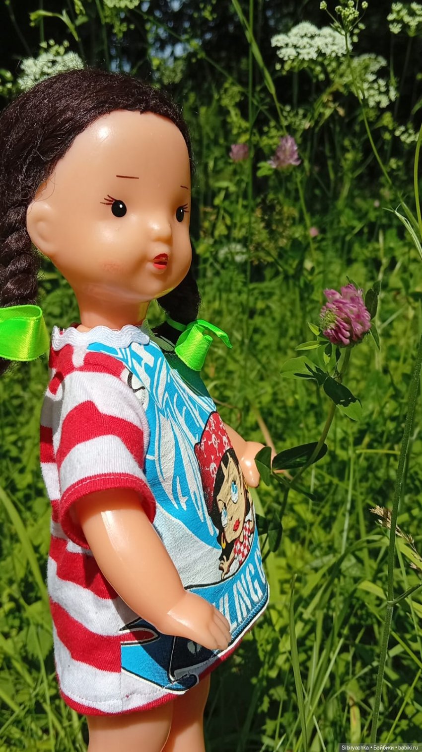 Юляшка и Ася гуляют в роще