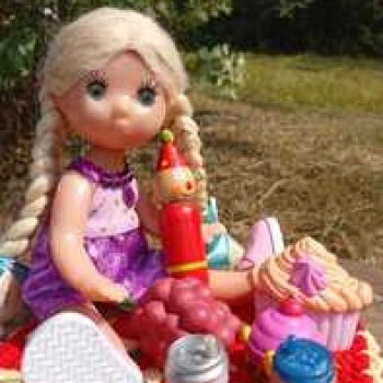 Леночка на прогулке.