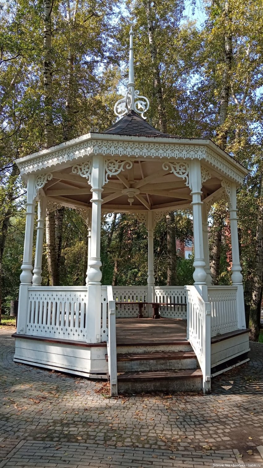 Первая прогулка Леночки и Юляшки