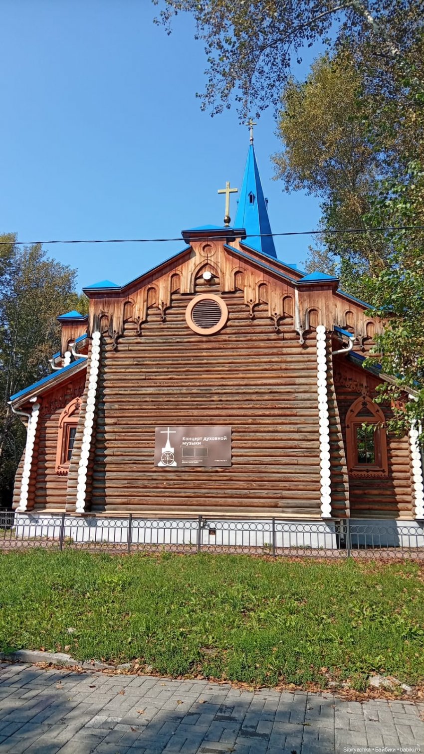 Первая прогулка Леночки и Юляшки