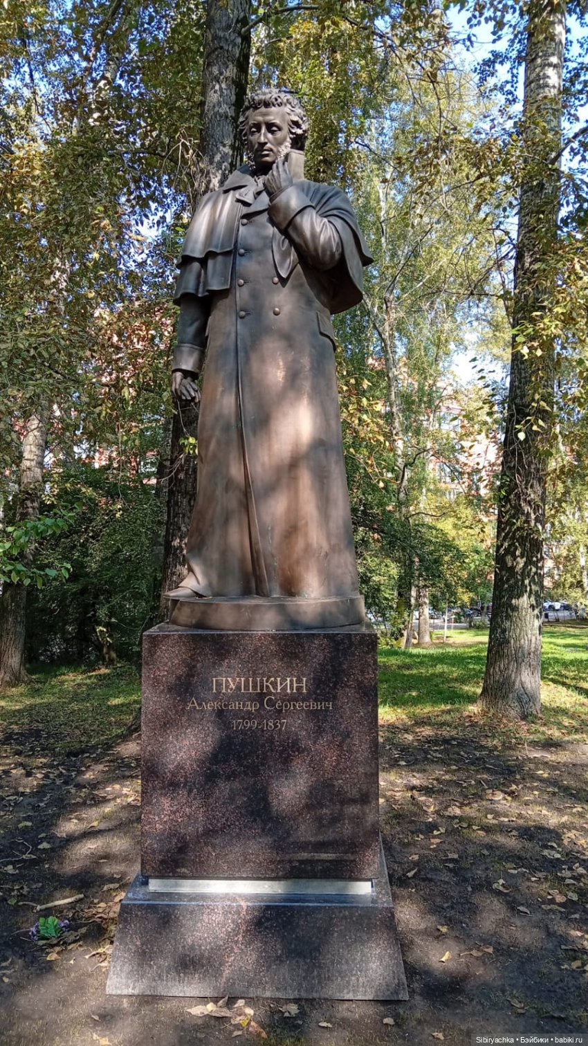 Первая прогулка Леночки и Юляшки