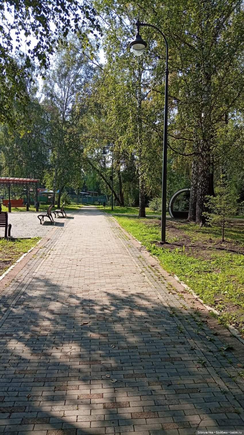 Первая прогулка Леночки и Юляшки