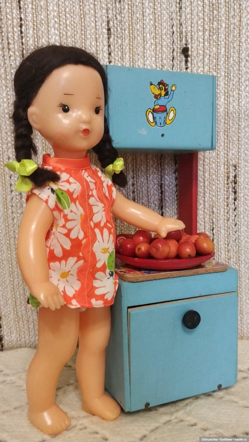 Юляшка и маленькие яблочки
