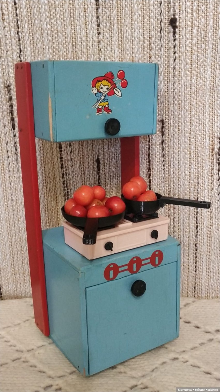 Юляшка и маленькие яблочки