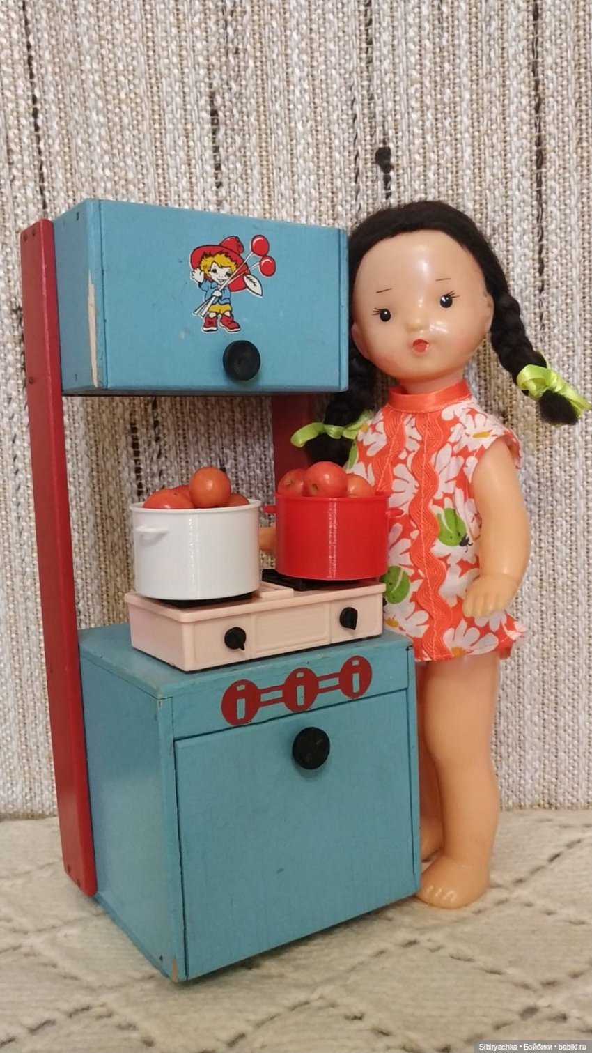 Юляшка и маленькие яблочки
