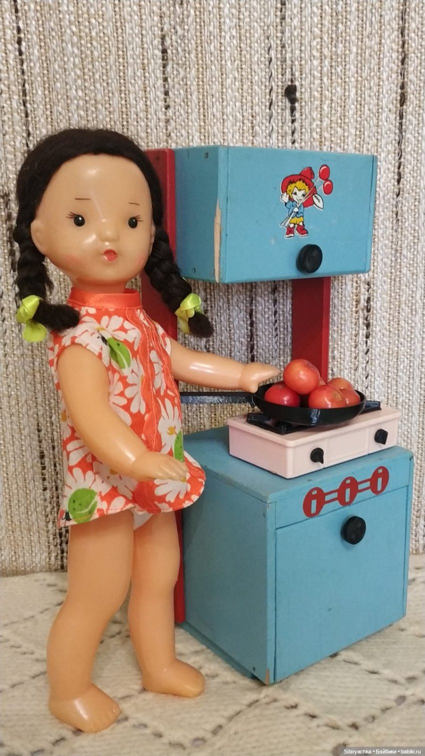 Юляшка и маленькие яблочки