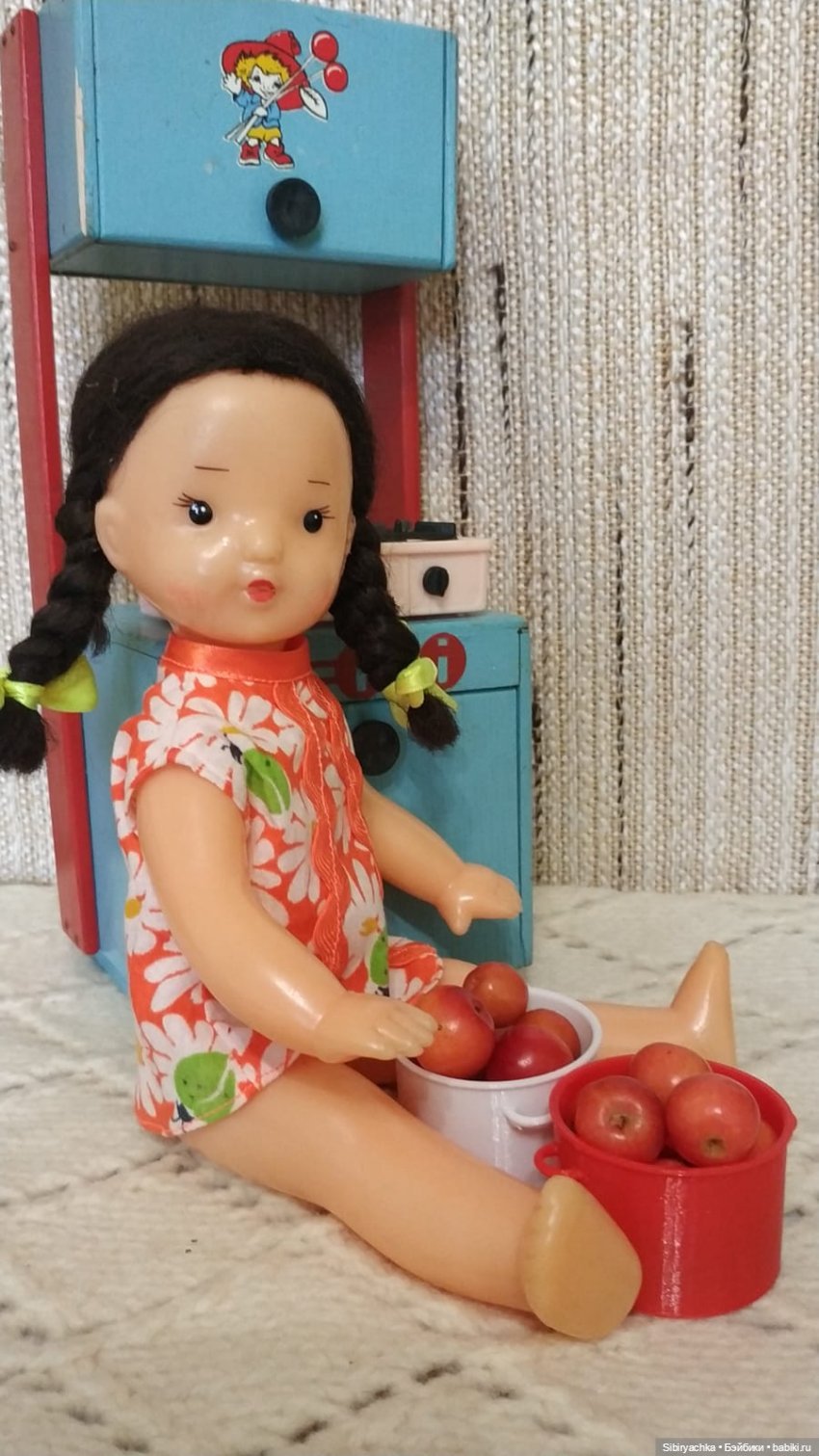Юляшка и маленькие яблочки