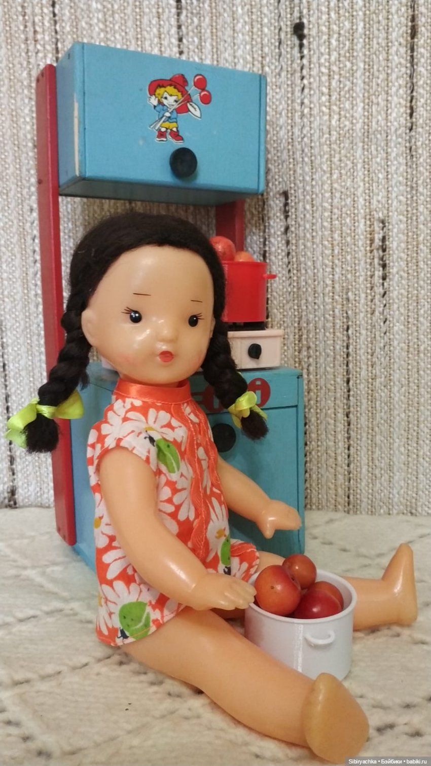 Юляшка и маленькие яблочки