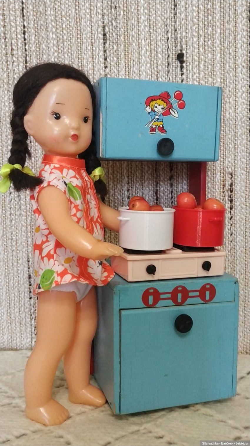Юляшка и маленькие яблочки