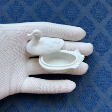 Редкая антикварная шкатулочка - 5 см х 4 см