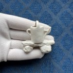 Антикварная фигурка - лейка на скамейке - 5 см х 4,5 см