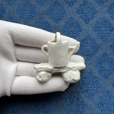 Антикварная фигурка - лейка на скамейке - 5 см х 4,5 см