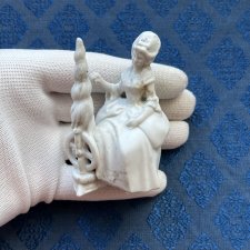 Антикварная фигурка - Дама с прялкой - 7,6 см