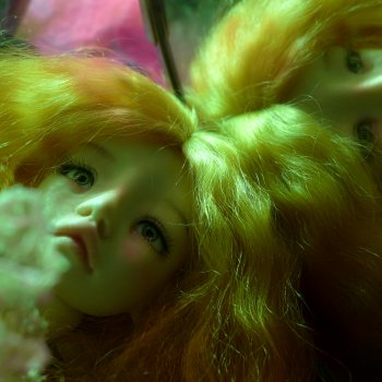 В ОТРАЖЕНИИ. НАБРОСОК.