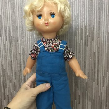 Может кто подскажет, производителя куколки?или у кого в коллекции есть такая же?!