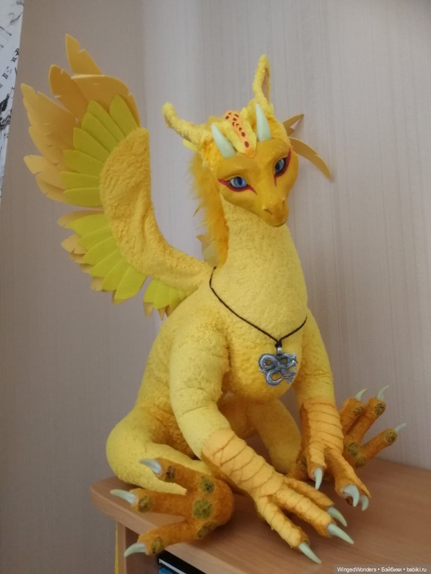 Драконий амулет напоминает о родном мире