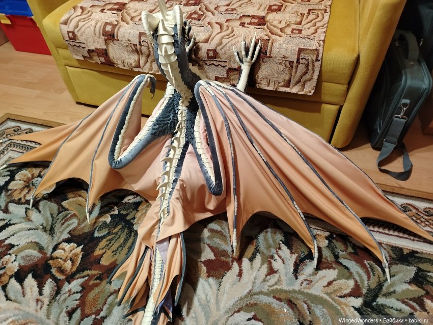 А потом прихвастнём обоими крыльями сразу.