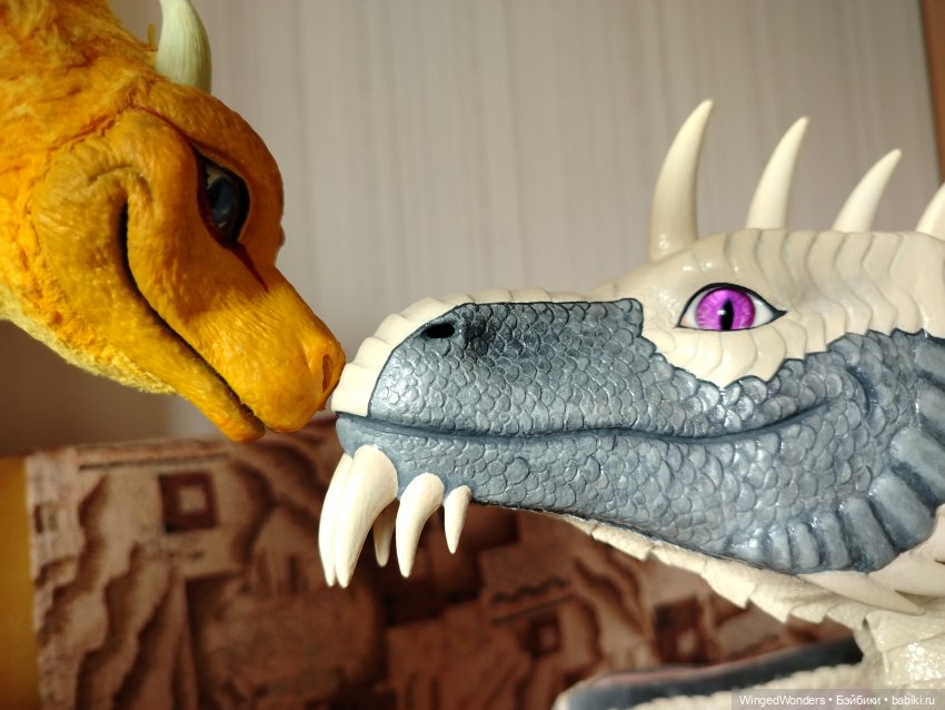 Такие особо важные сведения, как наличие ещё одной захватывающей книги, нужно передавать только шёпотом