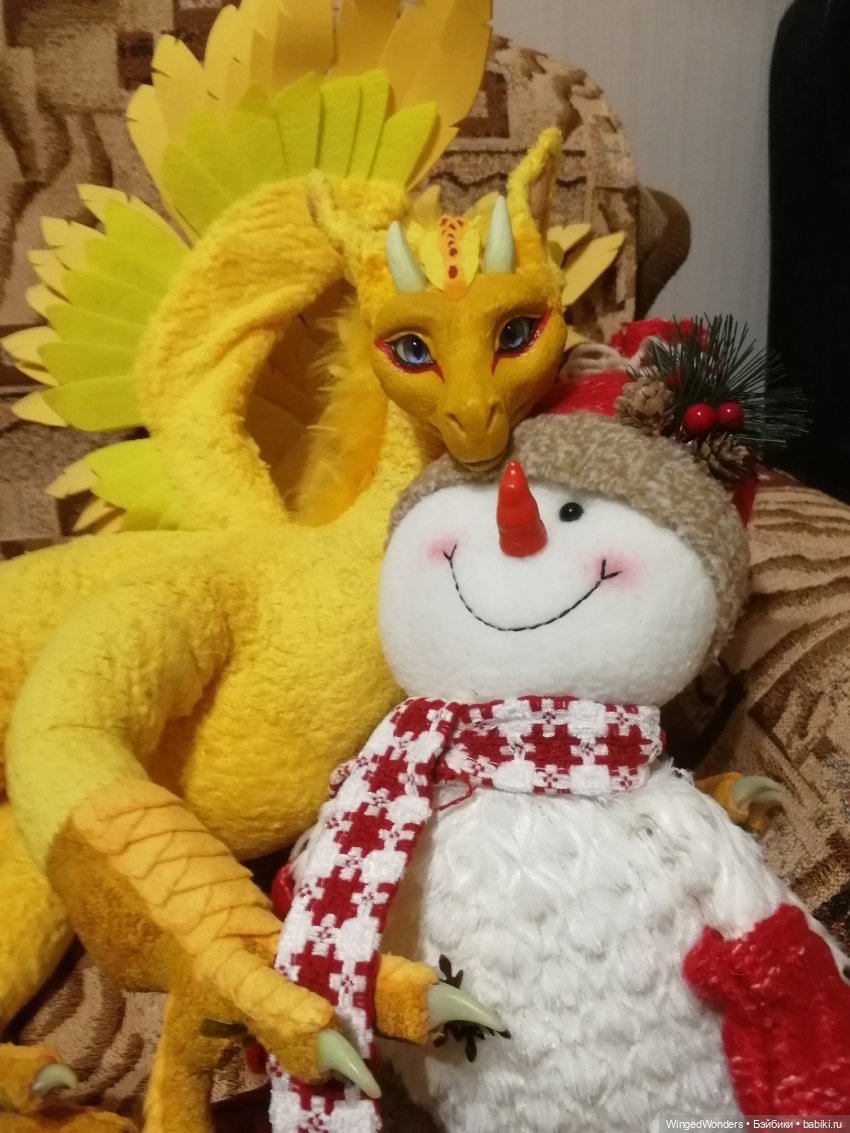 ...а здесь – отдыхает в компании зимнего гостя