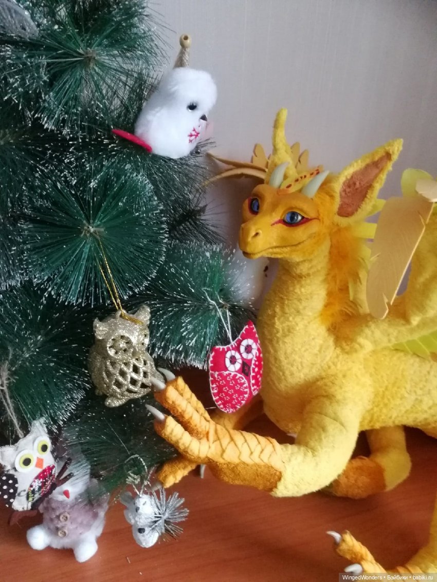 Тут Рэй сама наряжает маленькую ёлочку...