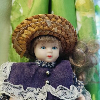 Ко мне приехала ещё одна куколка, неожиданно. Но вот кто автор?