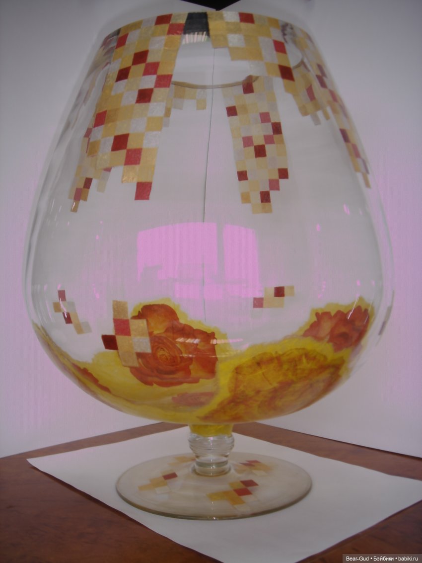 Обратный декупаж на большой стеклянной вазе в форме бокала