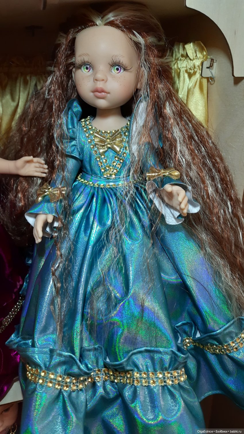 Эли, с радужными глазами в авторском аутфите