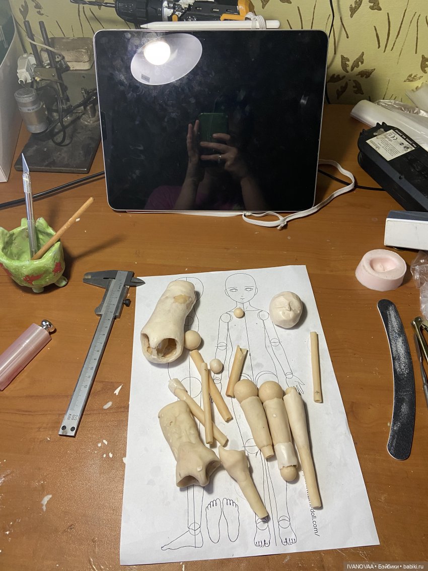 Создание шарнирной куклы. День 7. Наметились колени, стопы и характер (фото 2)