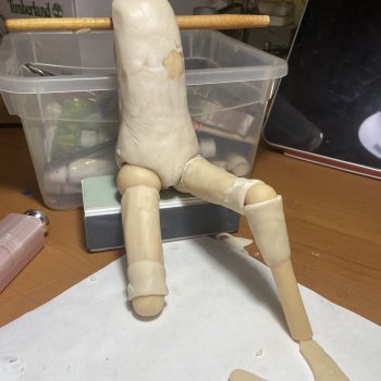 Создание шарнирной куклы. День 7. Наметились колени, стопы и характер