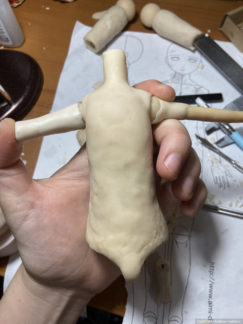 Создание шарнирной куклы - День 17. Шлифуем тело обычной наждачкой, заказываем респиратор, лепим бицепс