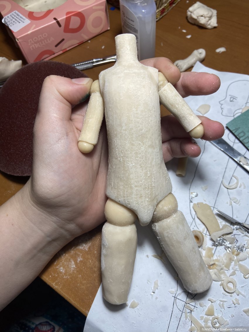 Создание шарнирной куклы - День 17. Шлифуем тело обычной наждачкой, заказываем респиратор, лепим бицепс (фото 3)